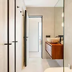 Beachfront Skyline Retreat Οστένδη
