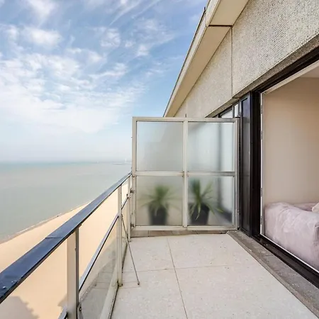 Beachfront Skyline Retreat *